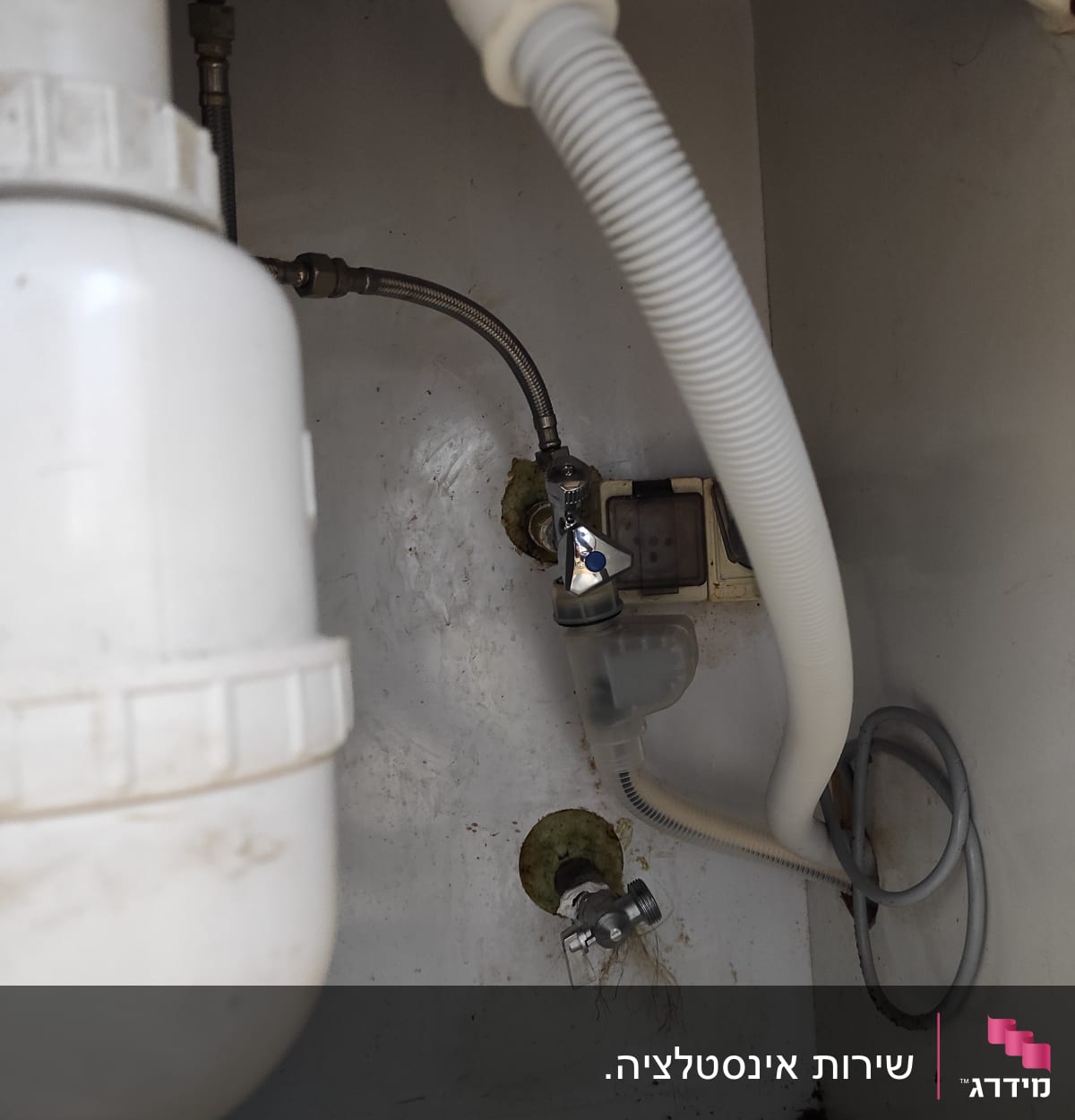 צינורות מתחת לכיור עם חיבורים ואביזרי אינסטלציה